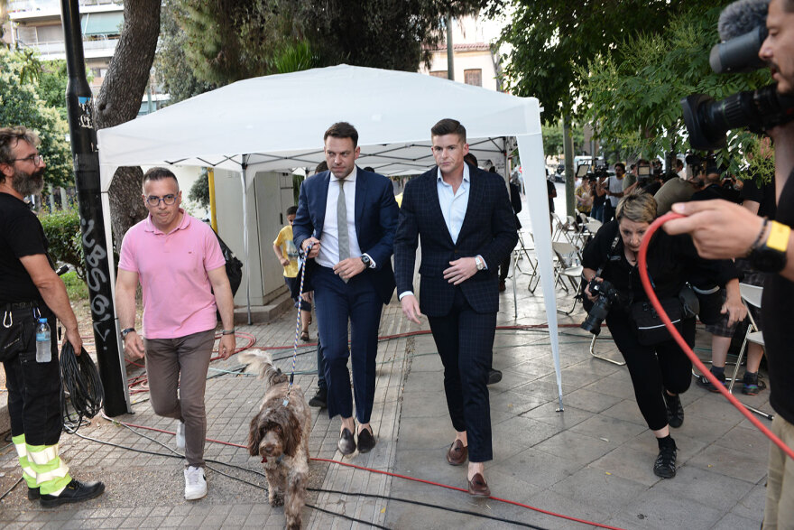 ΣΥΡΙΖΑ: Αμηχανία Κασσελάκη μετά τα αποτελέσματα των ευρωεκλογών - Η «ντρίμπλα» στους δημοσιογράφους με την βόλτα της Φάρλεϊ