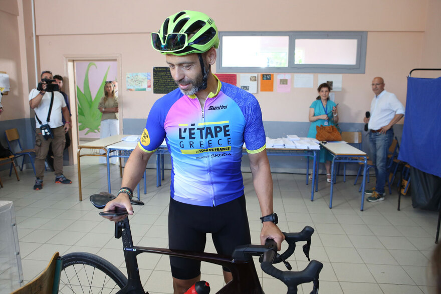 Ευρωεκλογές: Με σκυλιά, ποδήλατα και... τρακτέρ πήγαν να ψηφίσουν - Δείτε φωτογραφίες 