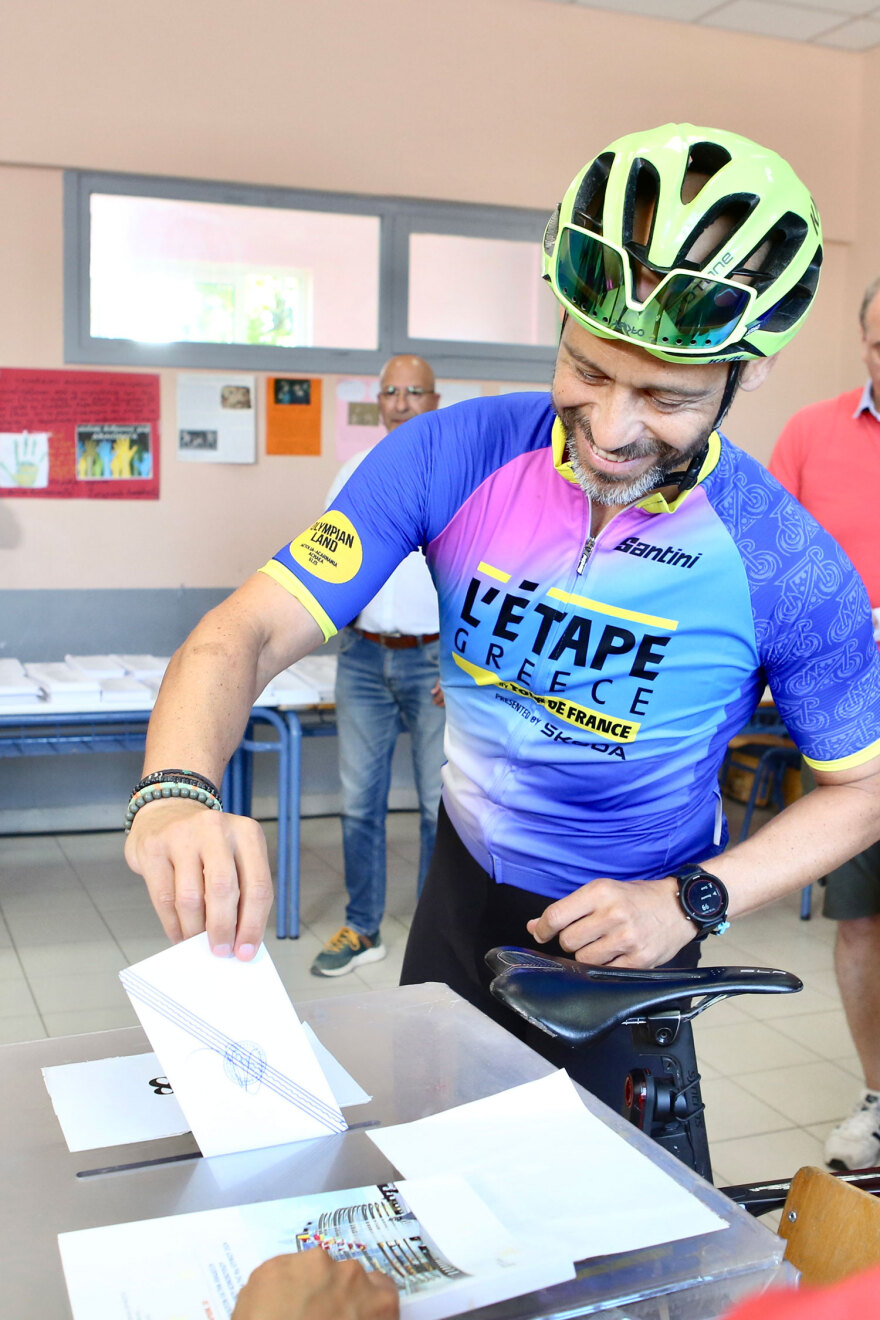 Ευρωεκλογές: Με σκυλιά, ποδήλατα και... τρακτέρ πήγαν να ψηφίσουν - Δείτε φωτογραφίες 