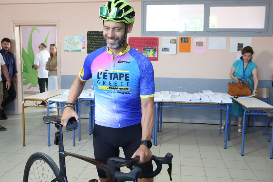 Ευρωεκλογές: Με σκυλιά, ποδήλατα και... τρακτέρ πήγαν να ψηφίσουν - Δείτε φωτογραφίες 