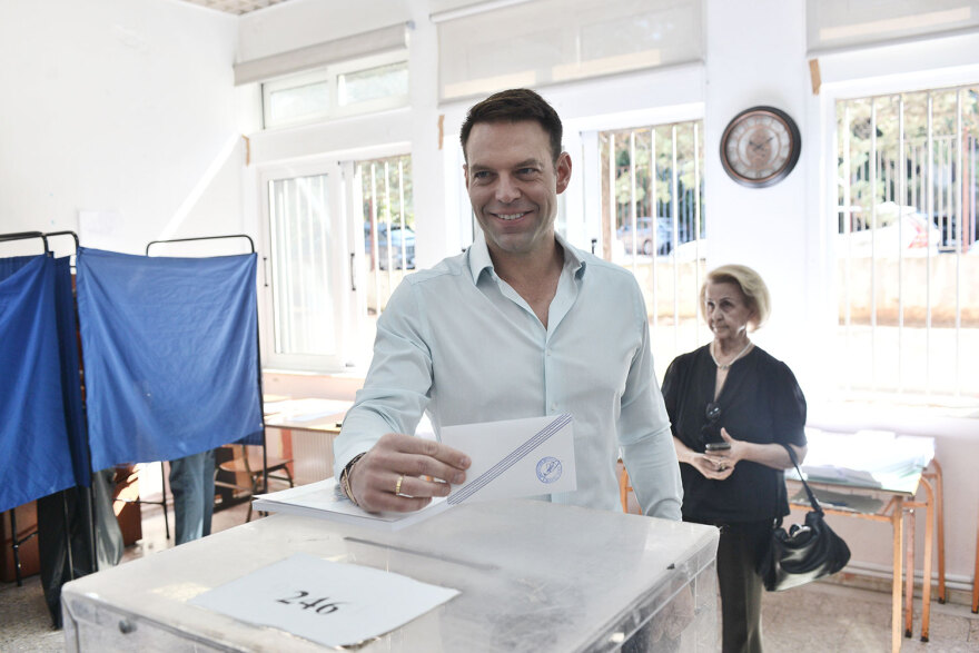 Ευρωεκλογές 2024: Στην Εκάλη ψήφισε ο Στέφανος Κασσελάκης 
