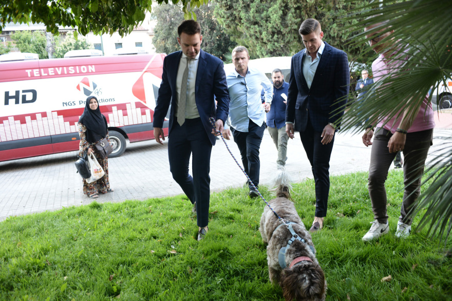 ΣΥΡΙΖΑ: Αμηχανία Κασσελάκη μετά τα αποτελέσματα των ευρωεκλογών - Η «ντρίμπλα» στους δημοσιογράφους με την βόλτα της Φάρλεϊ