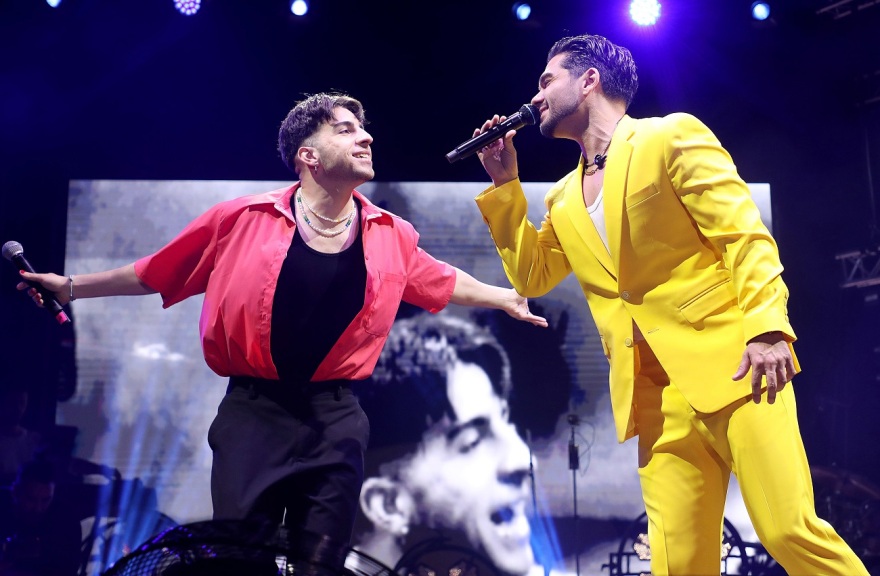 Ποιος είναι ο αυτοδίδακτος ΖΑF που τραγούδησε στη σκηνή με τον Κρις Μάρτιν των Coldplay