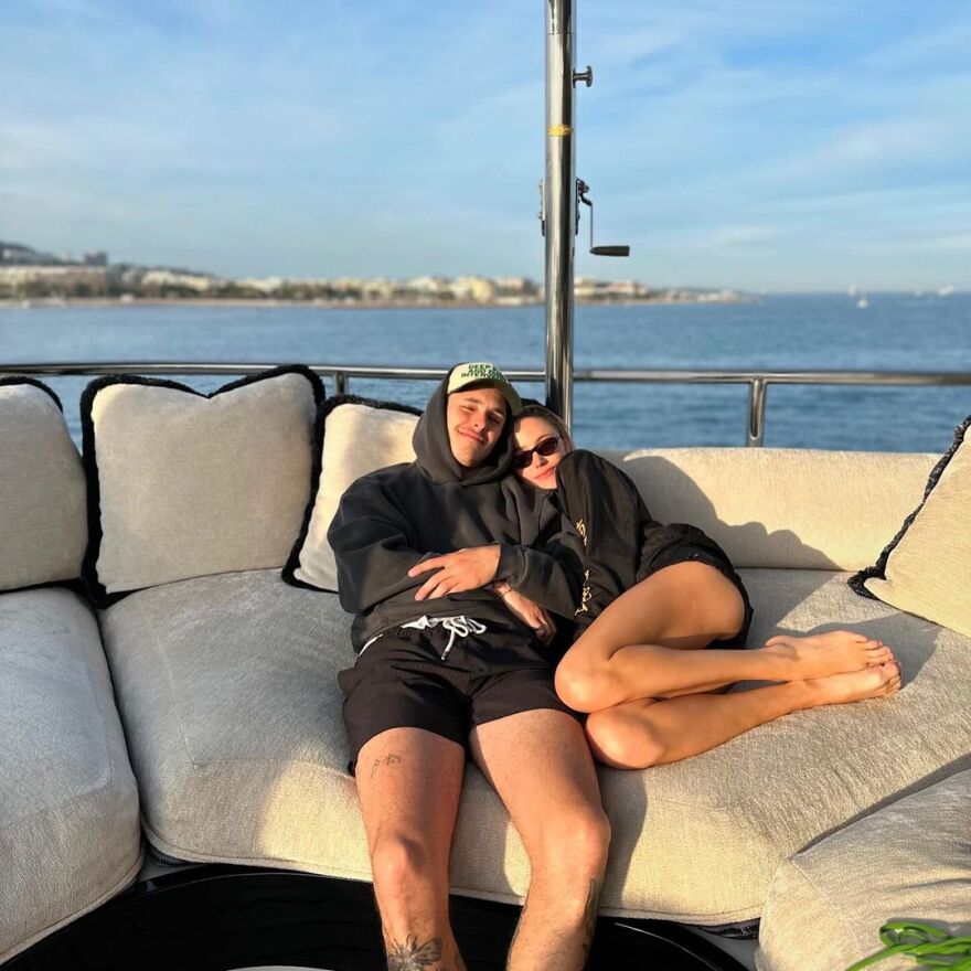 Αριάνα Γκράντε: Σε σχέση με την ηθοποιό Μάικα Μονρό ο πρώην σύζυγός της