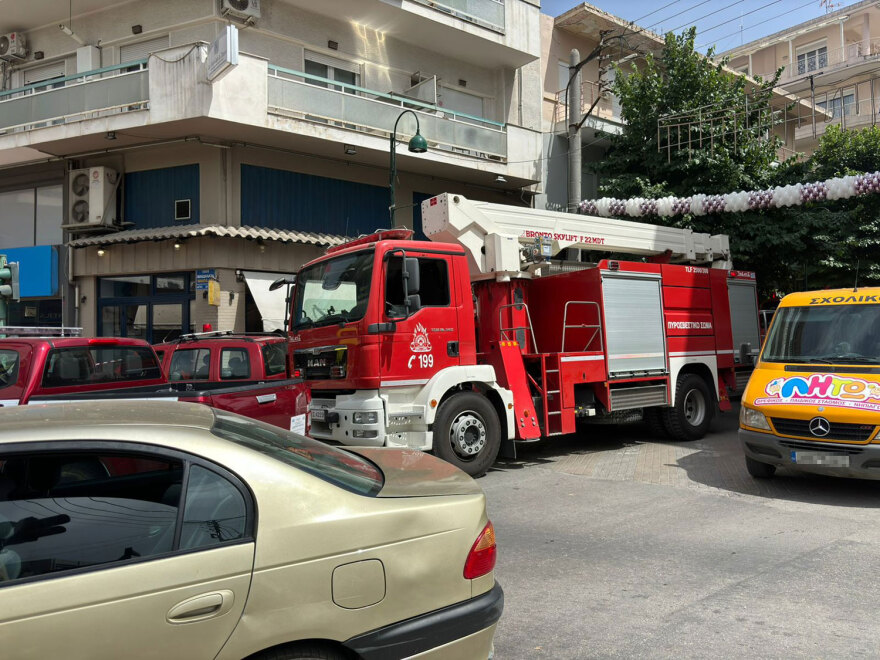 Λάρισα: Φωτιά σε διαμέρισμα στο κέντρο της πόλης -  Ηλικιωμένη απεγκλωβίστηκε από μπαλκόνι, δείτε βίντεο