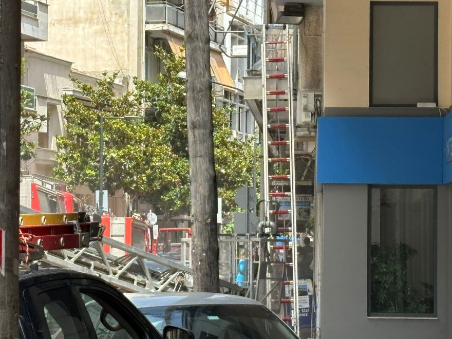 Λάρισα: Φωτιά σε διαμέρισμα στο κέντρο της πόλης -  Ηλικιωμένη απεγκλωβίστηκε από μπαλκόνι, δείτε βίντεο