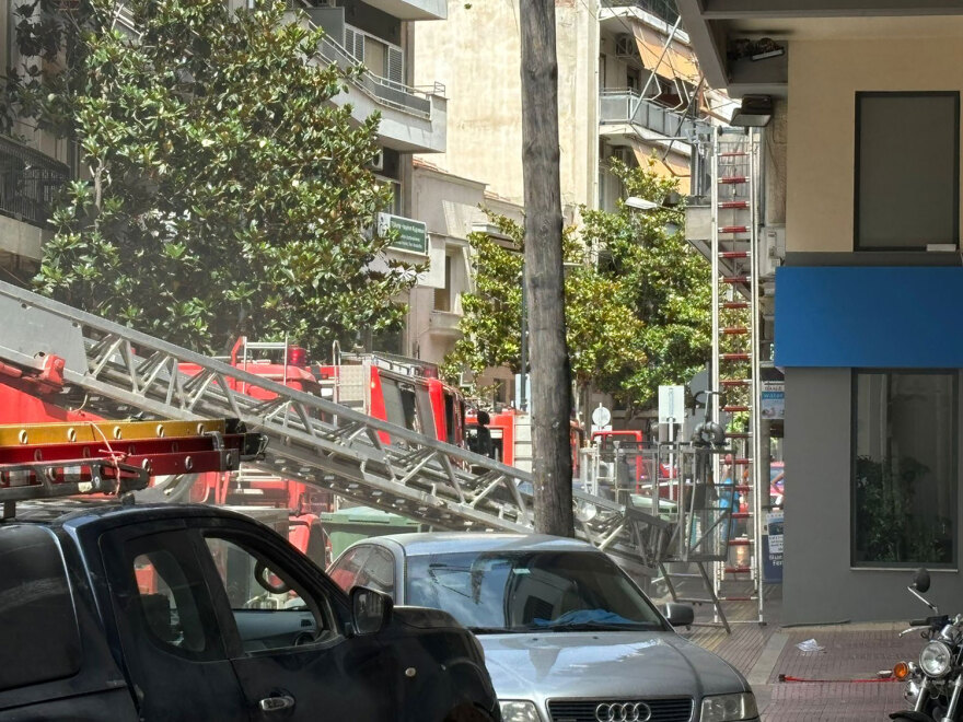 Λάρισα: Φωτιά σε διαμέρισμα στο κέντρο της πόλης -  Ηλικιωμένη απεγκλωβίστηκε από μπαλκόνι, δείτε βίντεο