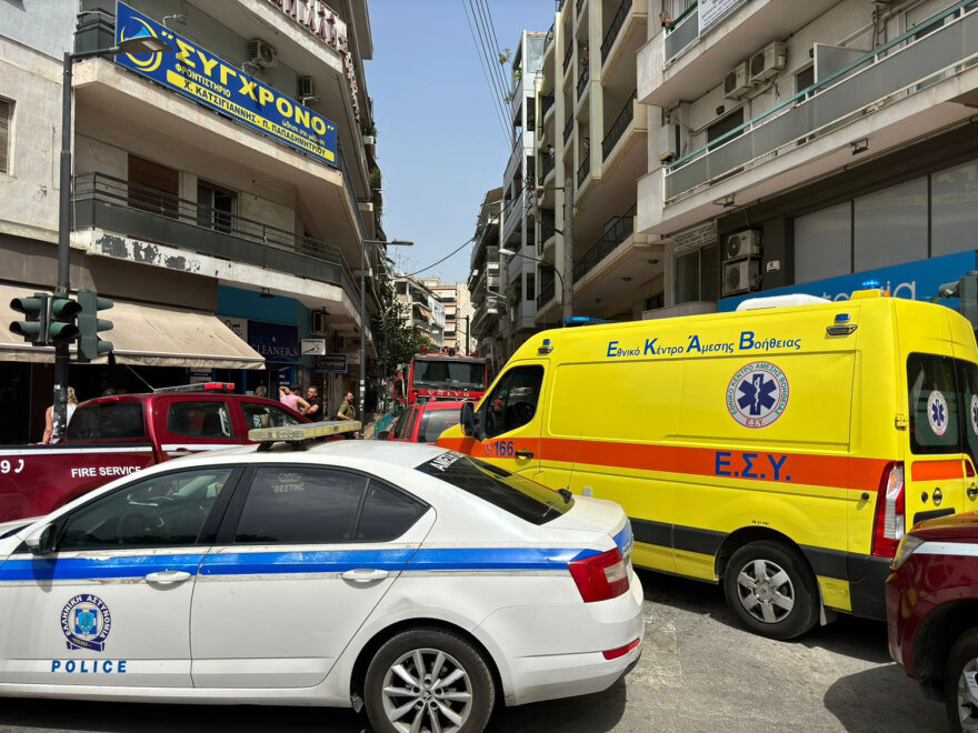 Λάρισα: Φωτιά σε διαμέρισμα στο κέντρο της πόλης -  Ηλικιωμένη απεγκλωβίστηκε από μπαλκόνι, δείτε βίντεο