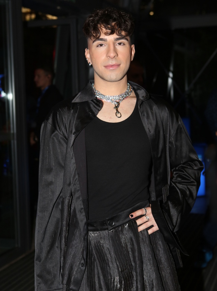 Ποιος είναι ο αυτοδίδακτος ΖΑF που τραγούδησε στη σκηνή με τον Κρις Μάρτιν των Coldplay