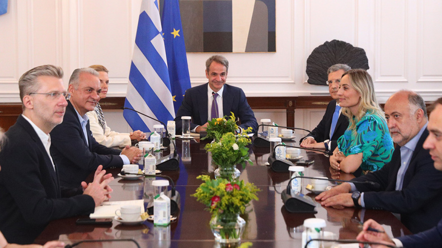 Συνάντηση Μητσοτάκη με τους νέους ευρωβουλευτές της ΝΔ στο Μαξίμου – Δείτε φωτογραφίες