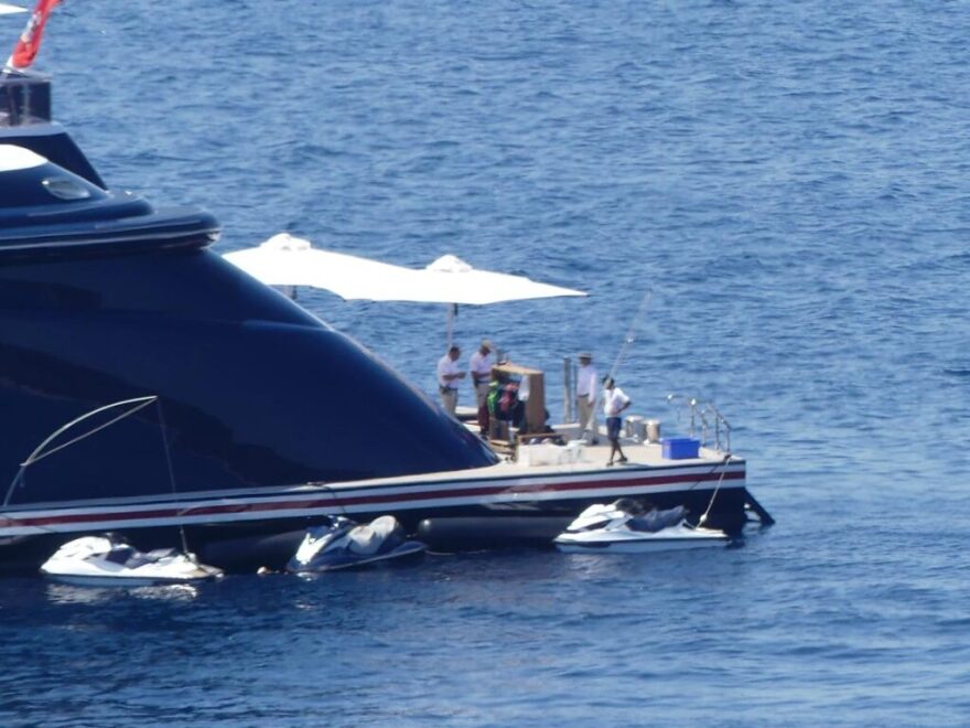 Σκιάθος: Φωτογραφίες και βίντεο από την πολυτελή θαλαμηγό 133 μέτρων του Σεΐχη του Κατάρ στην παραλία Μάραθα 