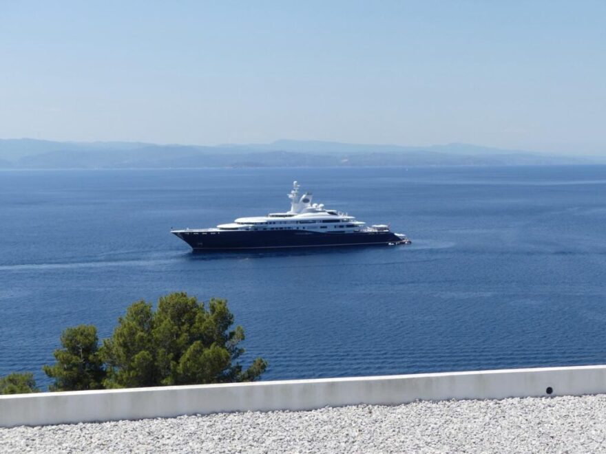 Σκιάθος: Φωτογραφίες και βίντεο από την πολυτελή θαλαμηγό 133 μέτρων του Σεΐχη του Κατάρ στην παραλία Μάραθα 