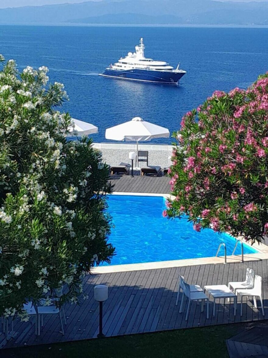 Σκιάθος: Φωτογραφίες και βίντεο από την πολυτελή θαλαμηγό 133 μέτρων του Σεΐχη του Κατάρ στην παραλία Μάραθα 