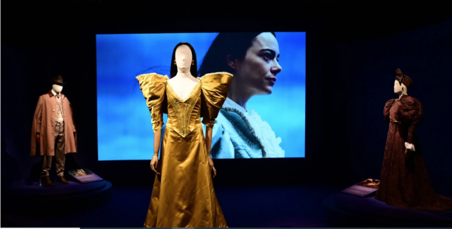 «Poor Things. Τα κοστούμια»: Εγκαινιάστηκε η έκθεση στο Μουσείο Μπενάκη - Δείτε φωτογραφίες