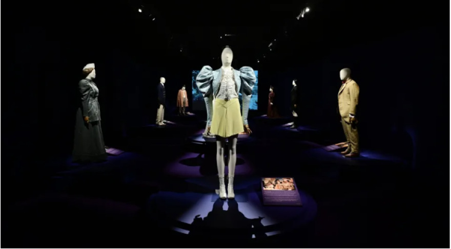 «Poor Things. Τα κοστούμια»: Εγκαινιάστηκε η έκθεση στο Μουσείο Μπενάκη - Δείτε φωτογραφίες