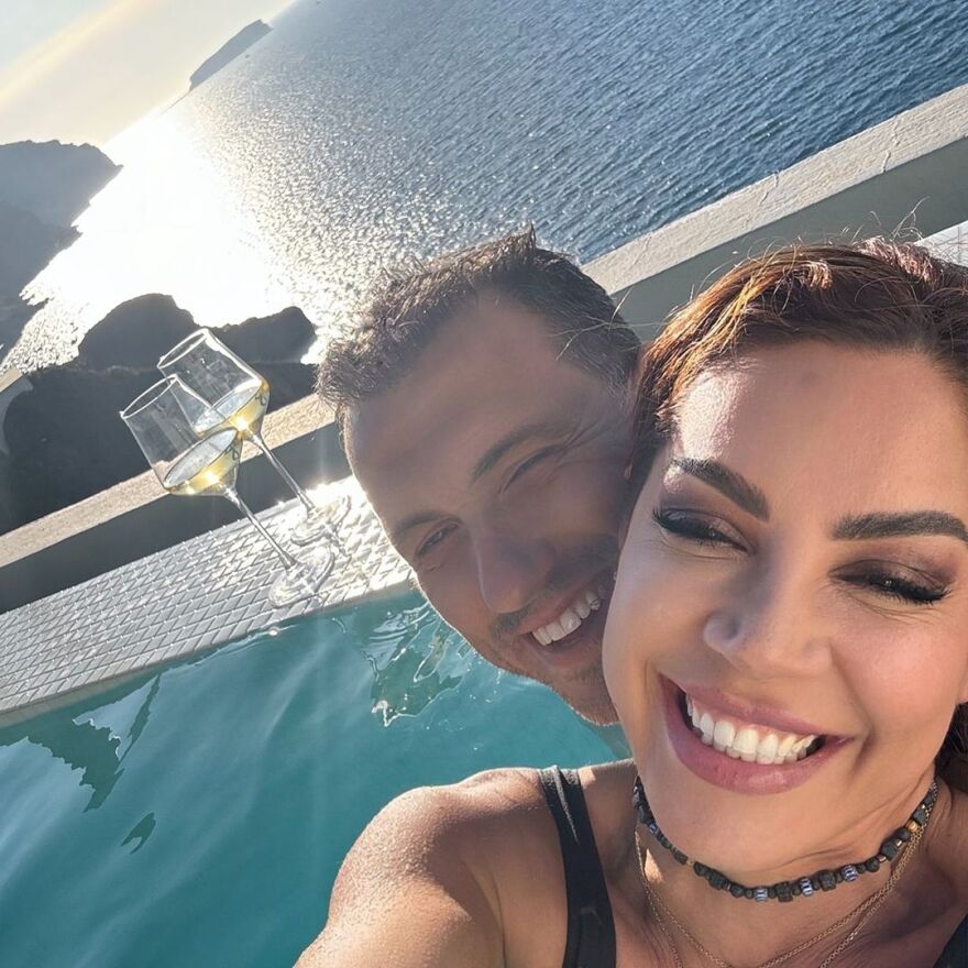 Μαριάντα Πιερίδη: Στη Σαντορίνη με τον σύντροφό της - Οι φωτογραφίες μέσα από την πισίνα