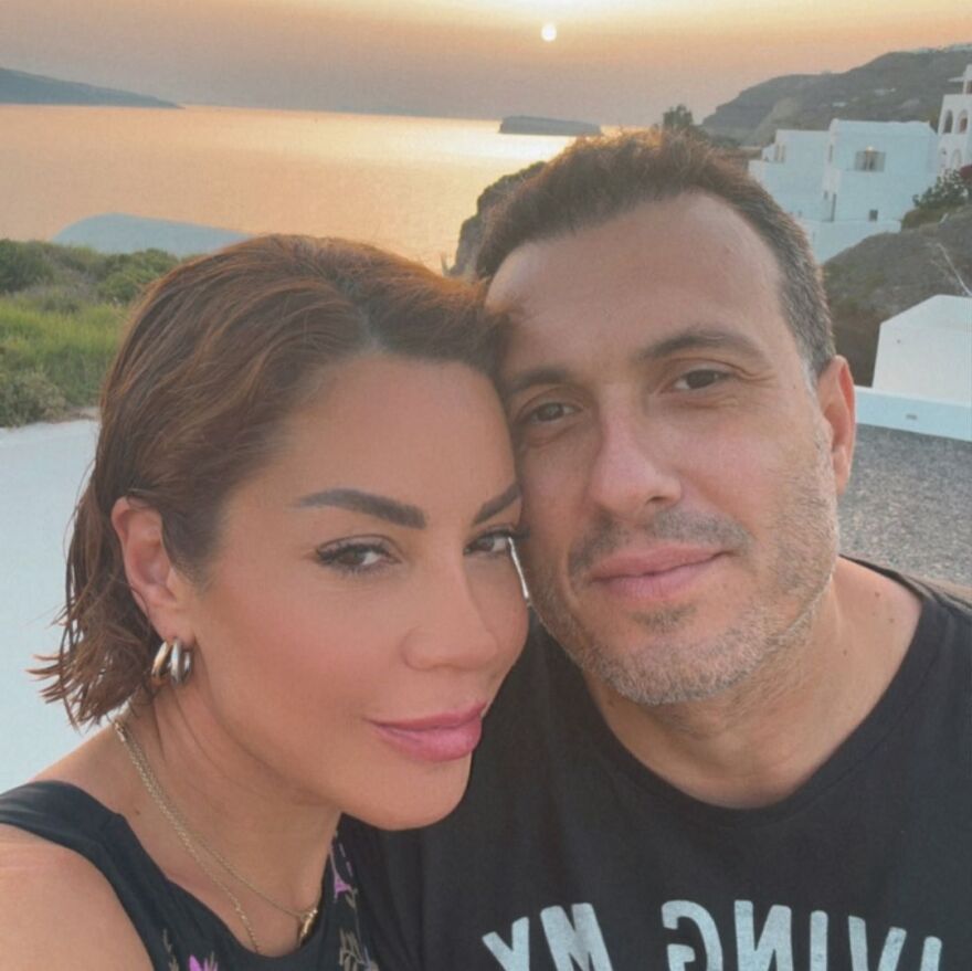 Μαριάντα Πιερίδη: Στη Σαντορίνη με τον σύντροφό της - Οι φωτογραφίες μέσα από την πισίνα