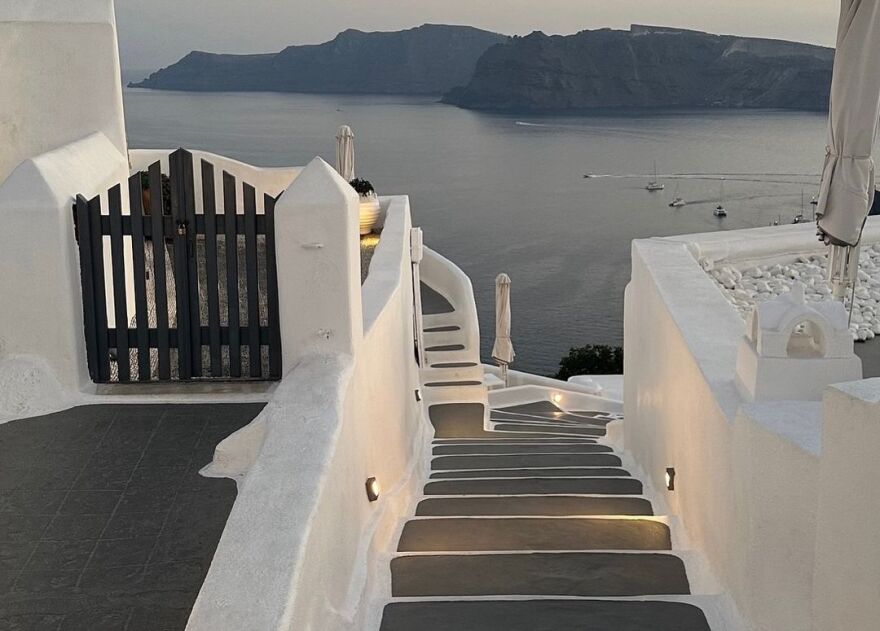 Κλόντια Σίφερ: Το μοντέλο κάνει διακοπές στη Σαντορίνη - Οικογένεια, φίλοι και καλή θέα, γράφει