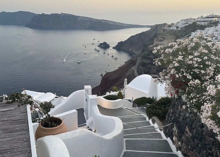 Κλόντια Σίφερ: Το μοντέλο κάνει διακοπές στη Σαντορίνη - Οικογένεια, φίλοι και καλή θέα, γράφει