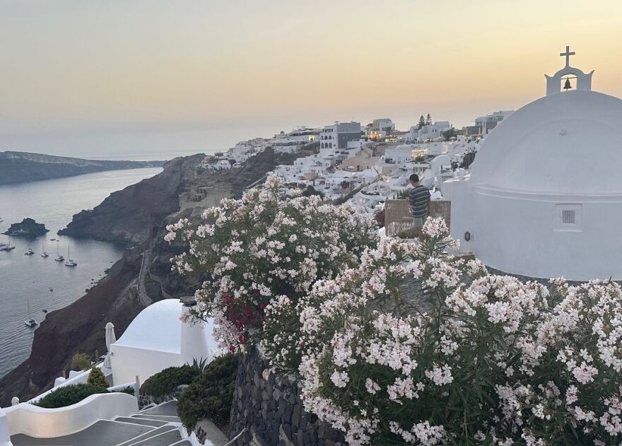 Κλόντια Σίφερ: Το μοντέλο κάνει διακοπές στη Σαντορίνη - Οικογένεια, φίλοι και καλή θέα, γράφει