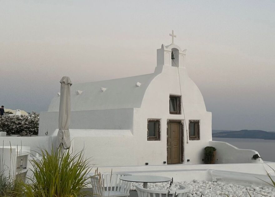 Κλόντια Σίφερ: Το μοντέλο κάνει διακοπές στη Σαντορίνη - Οικογένεια, φίλοι και καλή θέα, γράφει