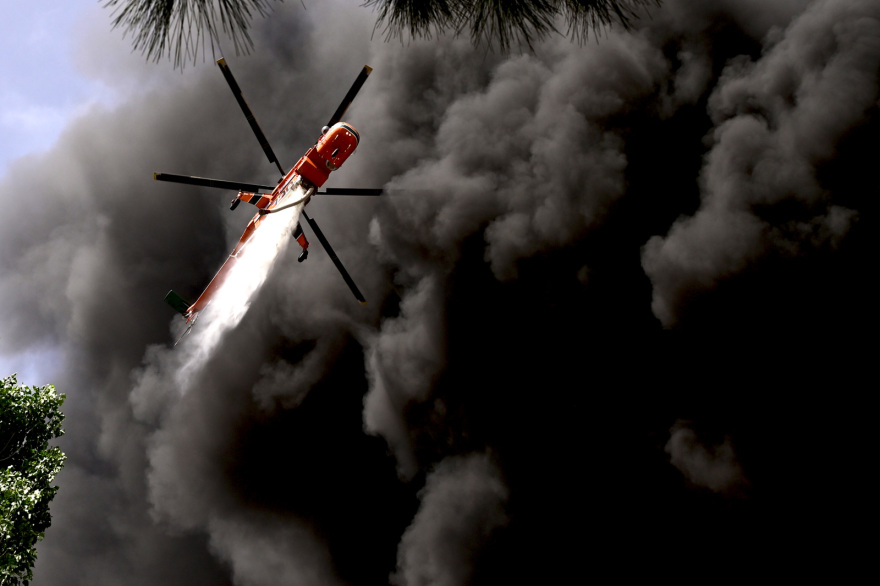 Κηφισιά: Υπό μερικό έλεγχο η  φωτιά που ξέσπασε μετά από έκρηξη σε εργοστάσιο-  Προειδοποίηση από το 112 για τους καπνούς - Δείτε βίντεο