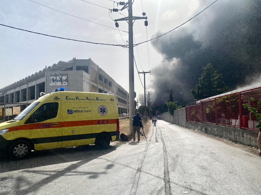 Κηφισιά: Υπό μερικό έλεγχο η  φωτιά που ξέσπασε μετά από έκρηξη σε εργοστάσιο-  Προειδοποίηση από το 112 για τους καπνούς - Δείτε βίντεο