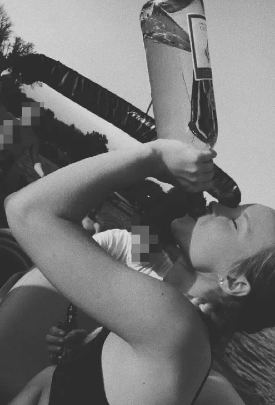 ΗΠΑ: Καθηγήτριες λυκείου παραιτήθηκαν αφού τις έπιασαν να στέλνουν μηνύματα σε μαθητή για να κάνουν ομαδικό σεξ