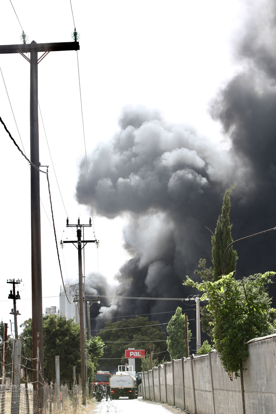 Κηφισιά: Υπό μερικό έλεγχο η  φωτιά που ξέσπασε μετά από έκρηξη σε εργοστάσιο-  Προειδοποίηση από το 112 για τους καπνούς - Δείτε βίντεο