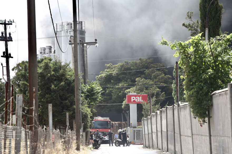 Κηφισιά: Υπό μερικό έλεγχο η  φωτιά που ξέσπασε μετά από έκρηξη σε εργοστάσιο-  Προειδοποίηση από το 112 για τους καπνούς - Δείτε βίντεο