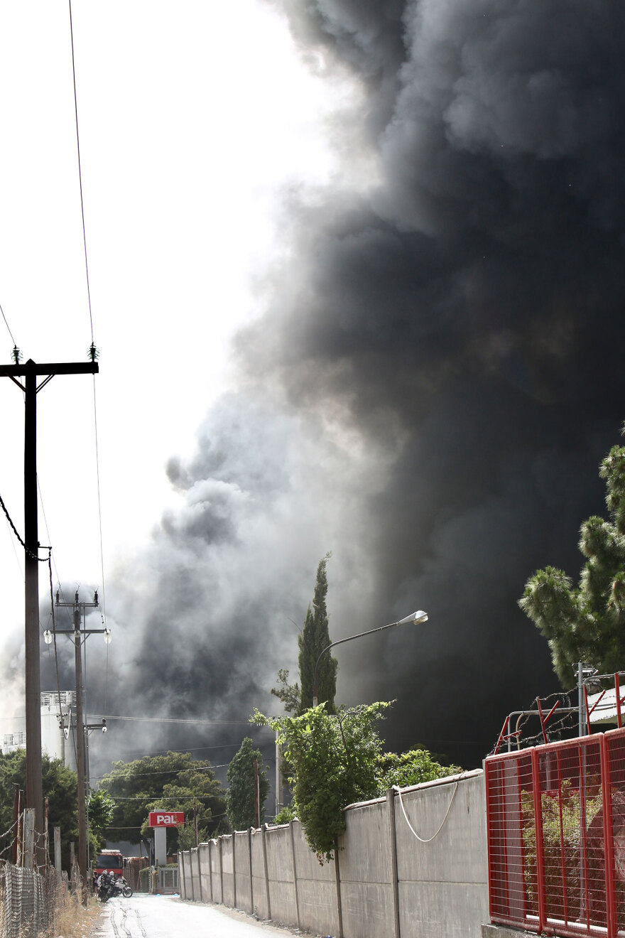 Κηφισιά: Υπό μερικό έλεγχο η  φωτιά που ξέσπασε μετά από έκρηξη σε εργοστάσιο-  Προειδοποίηση από το 112 για τους καπνούς - Δείτε βίντεο
