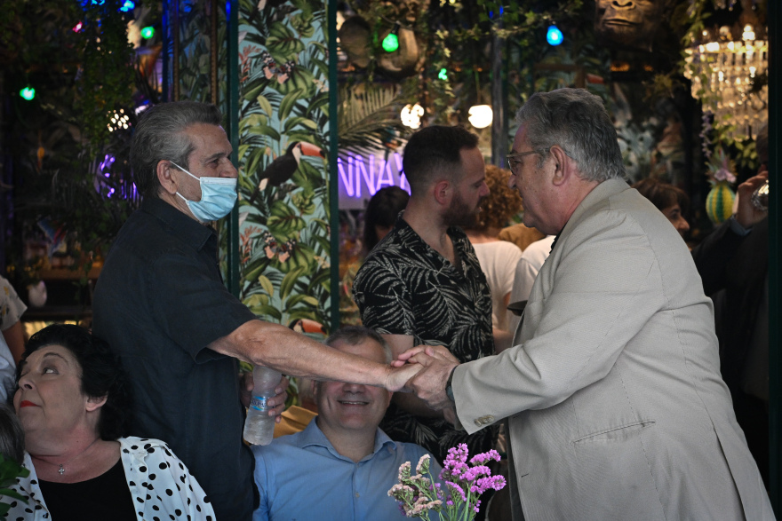 Δημήτρης Κουτσούμπας: Η viral φωτογραφία του στο… Da Capo που τελικά ήταν στο Noel