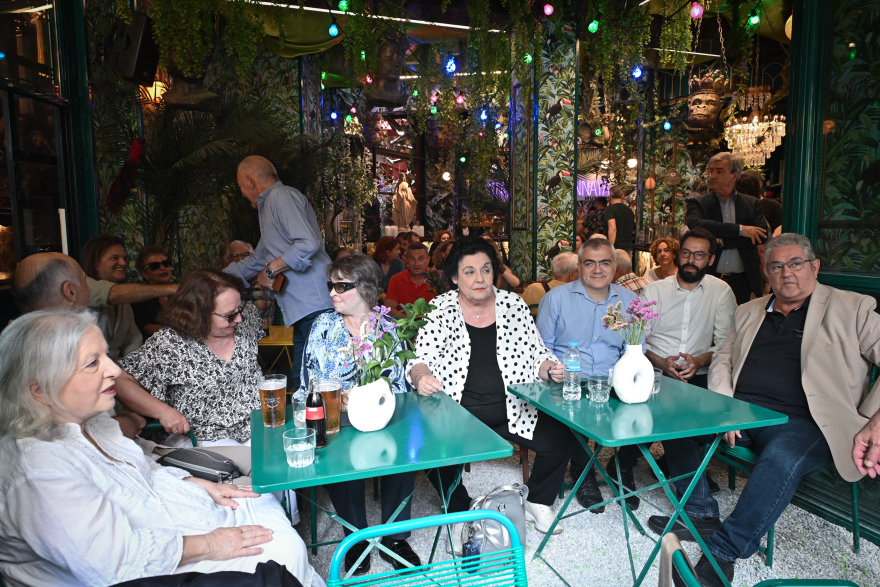 Δημήτρης Κουτσούμπας: Η viral φωτογραφία του στο… Da Capo που τελικά ήταν στο Noel