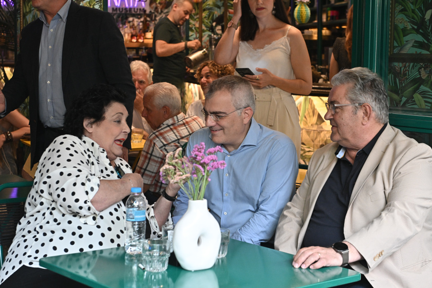 Δημήτρης Κουτσούμπας: Η viral φωτογραφία του στο… Da Capo που τελικά ήταν στο Noel