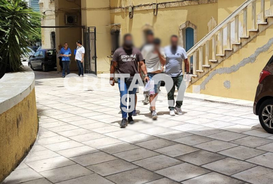 Κρήτη: Η στιγμή που καταρρέει ο 20χρονος ναυαγοσώστης μετά τον ξυλοδαρμό του - Δείτε βίντεο