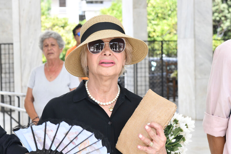 Δέσποινα Στυλιανοπούλου: Σε κλίμα συγκίνησης το τελευταίο αντίο στην ηθοποιό - Δείτε φωτογραφίες