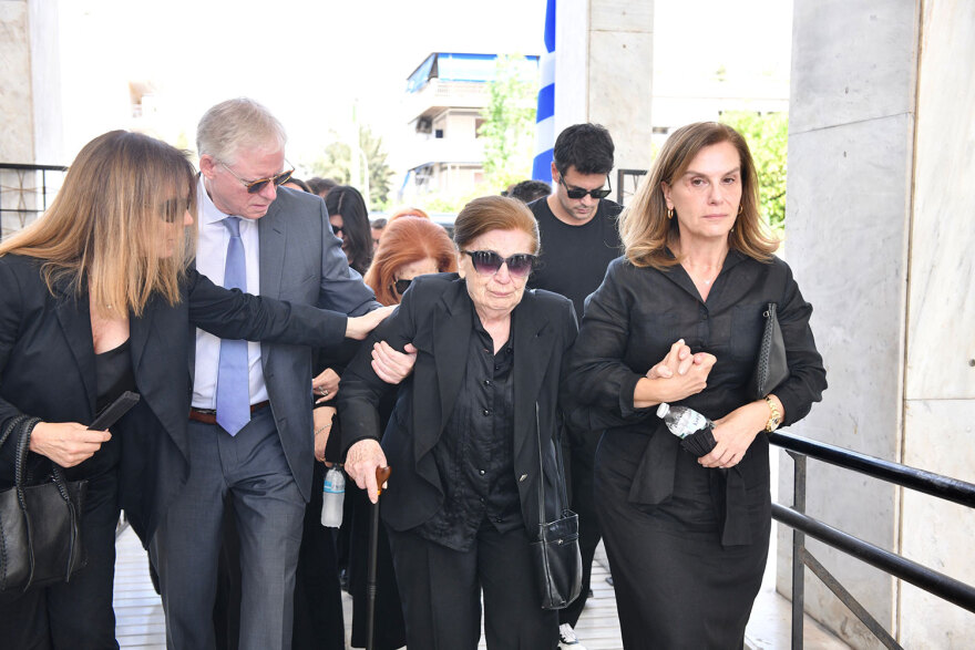 Δέσποινα Στυλιανοπούλου: Σε κλίμα συγκίνησης το τελευταίο αντίο στην ηθοποιό - Δείτε φωτογραφίες