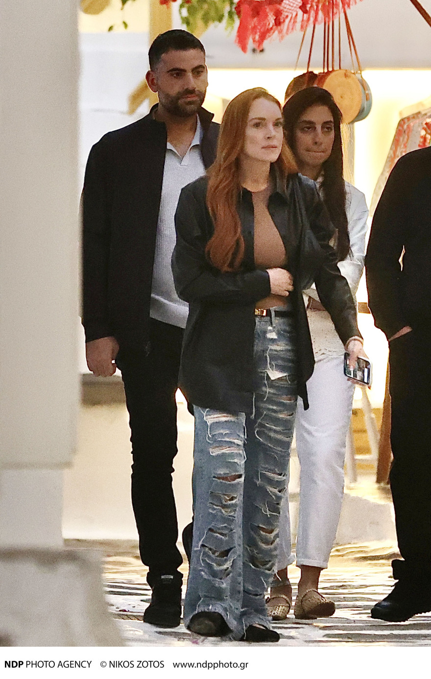 Λίντσεϊ Λόχαν: H βόλτα της στη Μύκονο με τον σύζυγό της - Δείτε φωτογραφίες