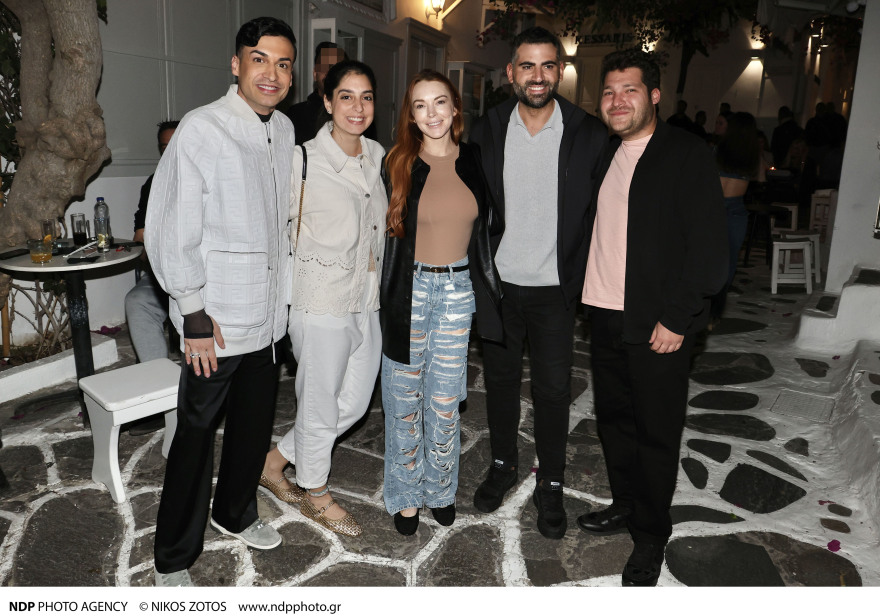 Λίντσεϊ Λόχαν: H βόλτα της στη Μύκονο με τον σύζυγό της - Δείτε φωτογραφίες