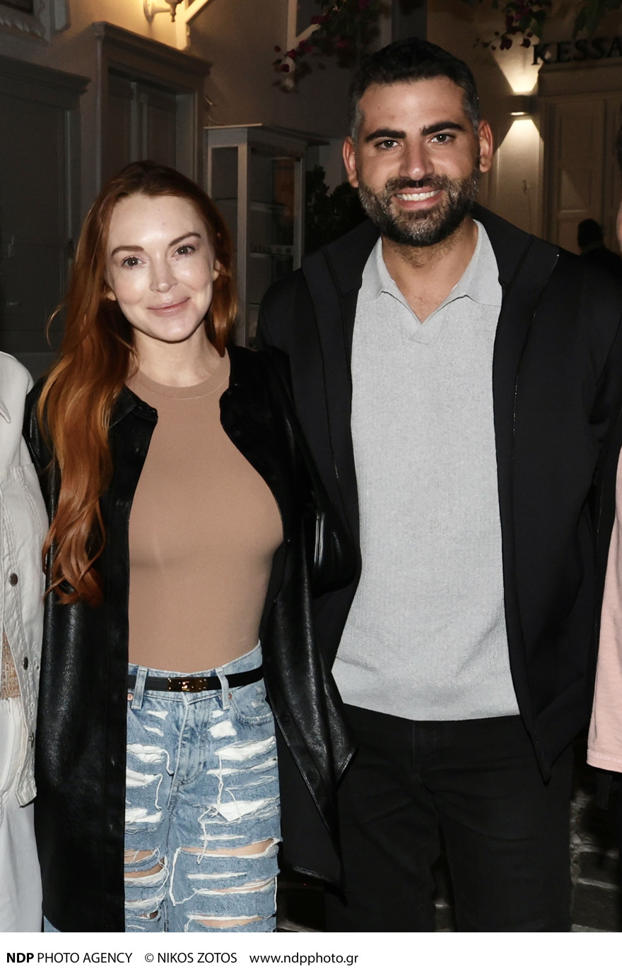 Λίντσεϊ Λόχαν: H βόλτα της στη Μύκονο με τον σύζυγό της - Δείτε φωτογραφίες