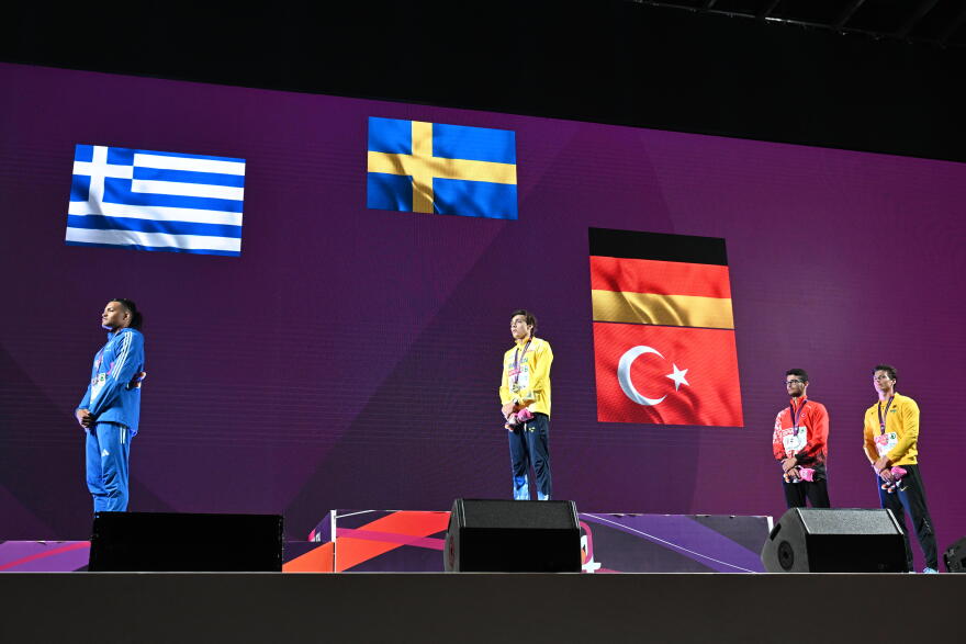 Δείτε την  απονομή του ασημένιου μεταλλίου στον Εμμανουήλ Καραλή