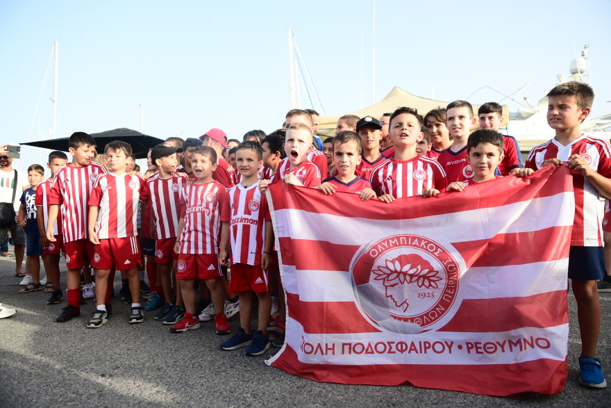 Ολυμπιακός: Στο Ρέθυμνο οι κούπες του Conference League και του Youth League - Φωτογραφίες 