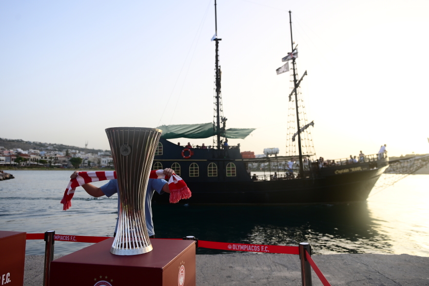Ολυμπιακός: Στο Ρέθυμνο οι κούπες του Conference League και του Youth League - Φωτογραφίες 