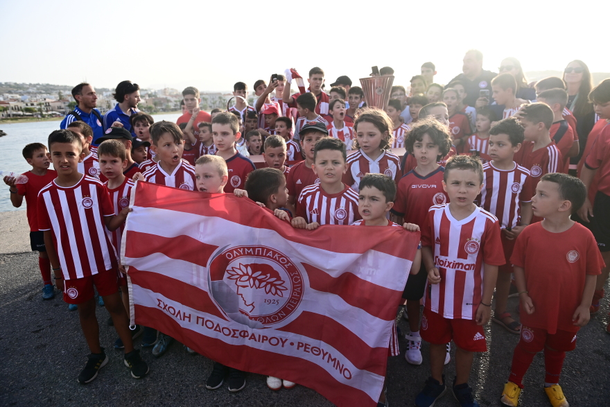 Ολυμπιακός: Στο Ρέθυμνο οι κούπες του Conference League και του Youth League - Φωτογραφίες 
