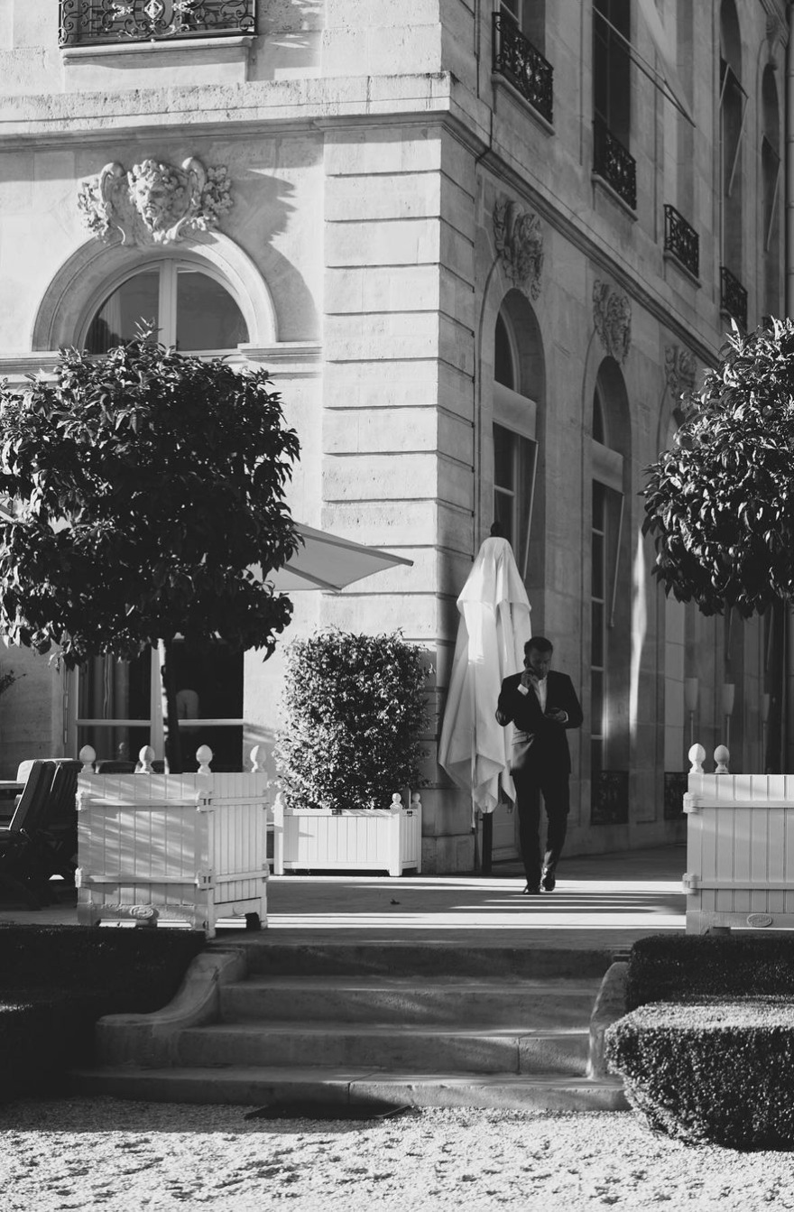 Εμανουέλ Μακρόν: Καρέ καρέ, οι στιγμές πριν ανακοινώσει πρόωρες εκλογές στους συνεργάτες του