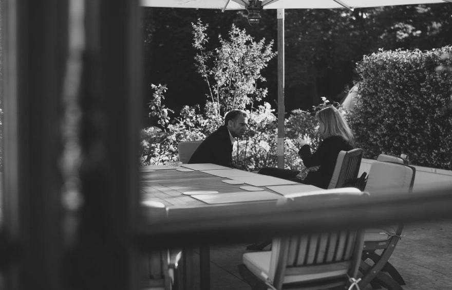 Εμανουέλ Μακρόν: Καρέ καρέ, οι στιγμές πριν ανακοινώσει πρόωρες εκλογές στους συνεργάτες του