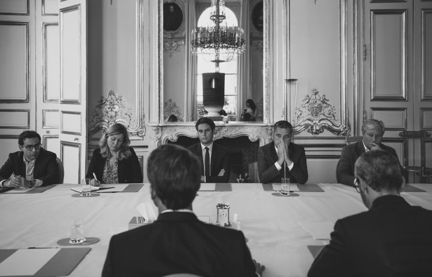 Εμανουέλ Μακρόν: Καρέ καρέ, οι στιγμές πριν ανακοινώσει πρόωρες εκλογές στους συνεργάτες του