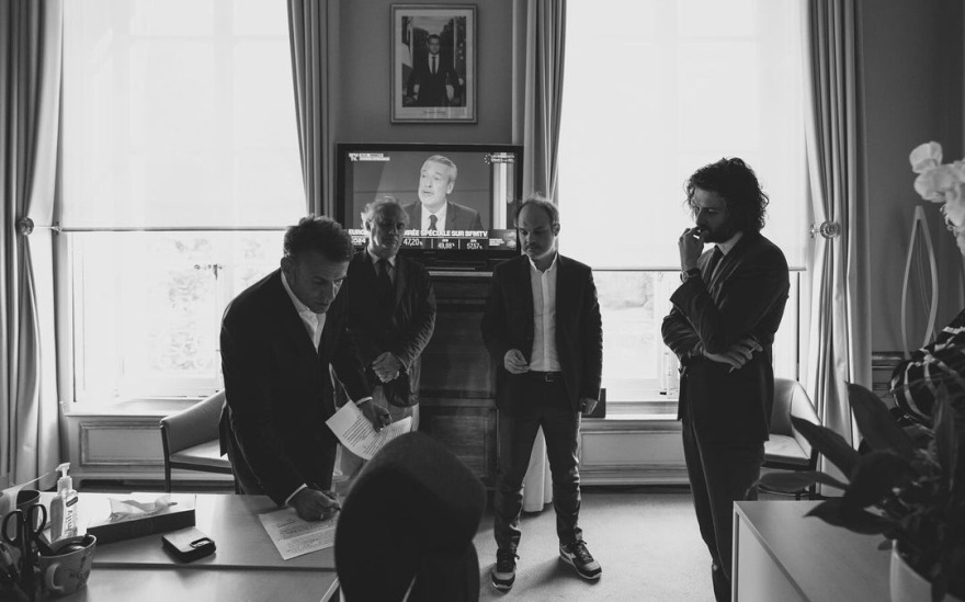 Εμανουέλ Μακρόν: Καρέ καρέ, οι στιγμές πριν ανακοινώσει πρόωρες εκλογές στους συνεργάτες του