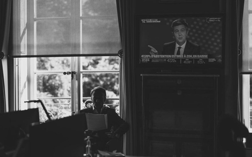 Εμανουέλ Μακρόν: Καρέ καρέ, οι στιγμές πριν ανακοινώσει πρόωρες εκλογές στους συνεργάτες του