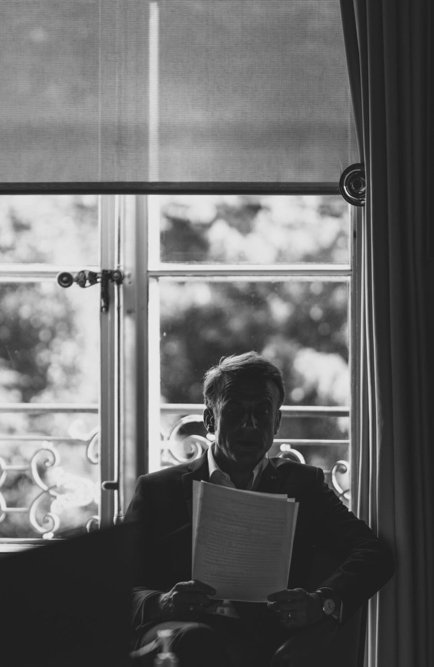 Εμανουέλ Μακρόν: Καρέ καρέ, οι στιγμές πριν ανακοινώσει πρόωρες εκλογές στους συνεργάτες του